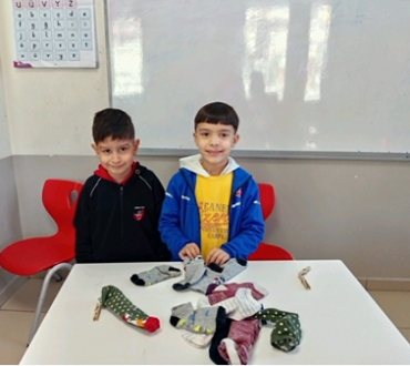 1/A sınıfı öğrencileri eş anlamlı kelimeleri eğlenceli bir etkinlikle öğrendiler.