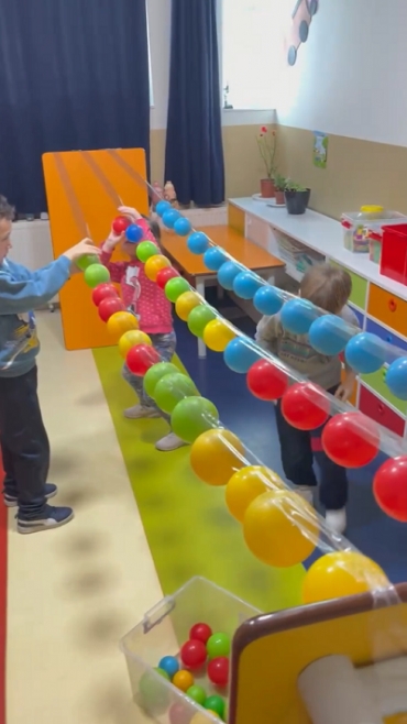 6 yaş B sınıfı oyun hareket saati dersinde eğlenerek öğrendiler.