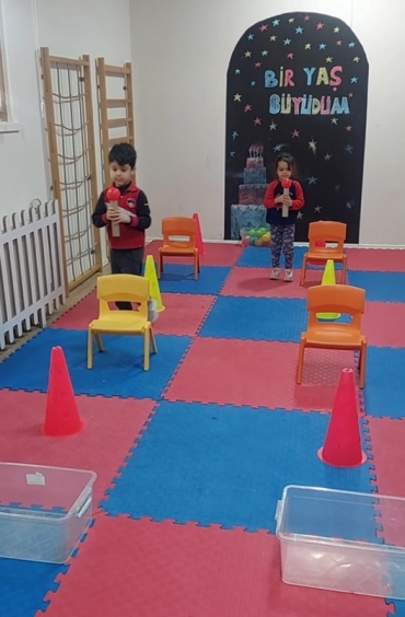 5 Yaş B Grubu öğrencileri Oyun ve Hareket dersinde "Ruloda Top Taşıma "oyunu ile koordinasyon becerilerini geliştirdiler.