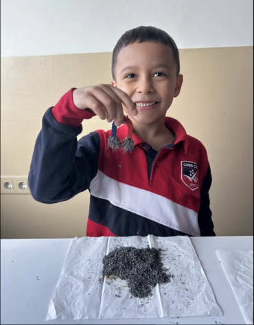 1/B sınıfı ile birlikte mıknatısın kutuplarını ve hangi tür maddeleri çekebilme özelliğine sahip olduğunu deneyerek öğrendik.