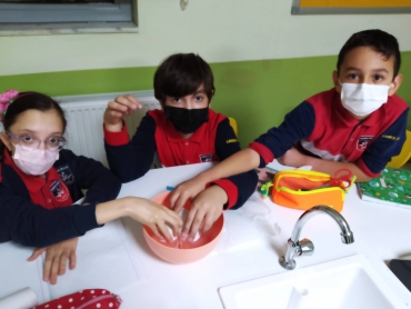 4/B ile Beceri Temelli Fen Bilimlerinde Hava basıncı deneyini yaptık
