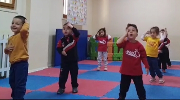 4yaş A Grubu Öğrencileri cimnastikte kuvvet,çabukluk,denge ve koordinasyonu geliştirmeye yönelik alıştırmalar yaptılar