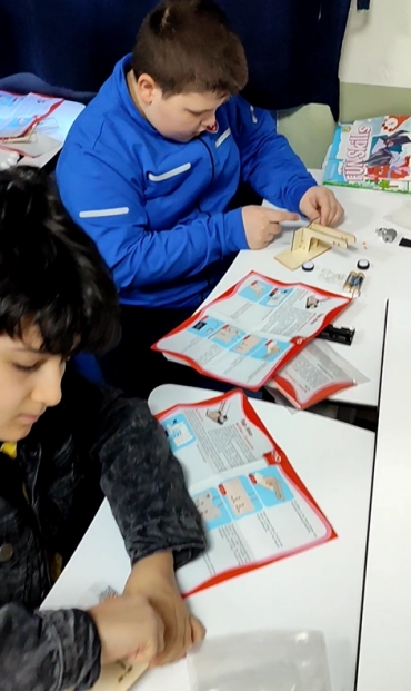 STEM kitlerde bu hafta 5.sınıflarda Top Atıcı yapmaya başladık oldukça eğlenceli ve el becerilerimizi geliştiren bir çalışmaydı.