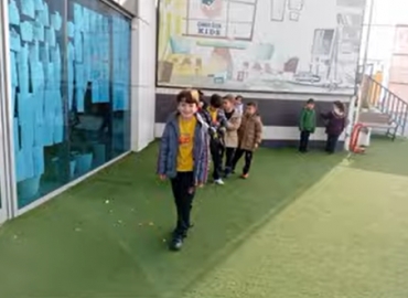 1/A sınıfı öğrencileri standart olamayan uzunluk ölçme birimleri konusunu bahçede uygulamalı olarak öğrendiler.