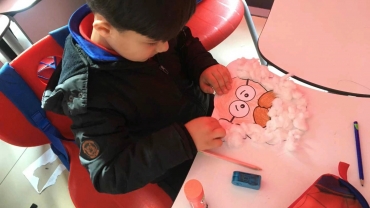 1/A sınıfı her gün okuma yazma serüvenine yeni bir harf eklerken, bu hafta “d” harfi için keyifli bir “dede” etkinliği yaptı
