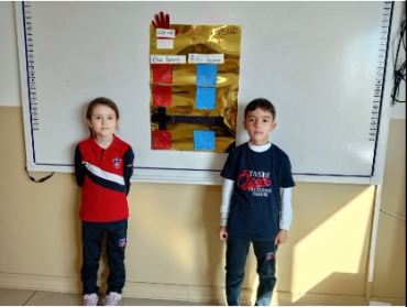 2/A sınıfı öğrencileri Matematik dersinde eğlenceli bir oyunla eldeli toplama işlemine geçiş yaptı.