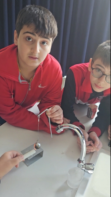 6B sınıfımızla Fen Bilimleri dersimizde laboratuvarda genleşme büzülme deneyiyle gravzant halkasından faydalandık .