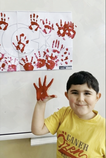 Aynı bayrak, aynı gurur. Bu hafta Caner Özen Koleji’nde her kalp kırmızı beyaz attı. Okulumuzda her sınıfta aynı renk dalgalandı. Türk bayrağımızı tanıdık, konuştuk, izledik, hissettik. Kırmızısı cesaret, beyazı umut oldu çocuklarımızın kalbinde