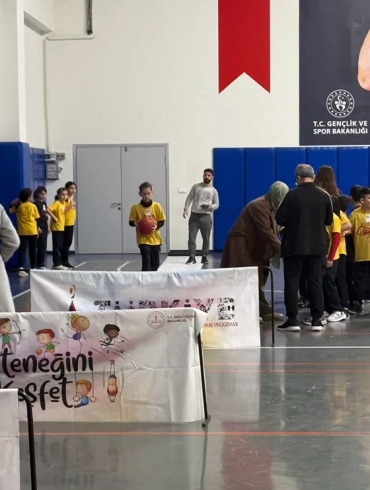 3. sınıf öğrencilerimizle sportif yetenek tarama testi için hazırlıklarımızı yaptık. Taha Akgül Spor Salonu’nda öğrencilerimizin ölçümleri yapıldı.
