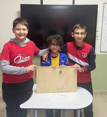 4.sınıf Sosyal Bilgiler dersinde “Ürün Tasarlıyorum” konusu kapsamında öğrencilerimiz gruplar halinde ürün tasarladılar.