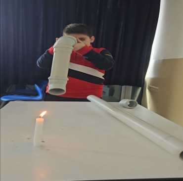 5.sınıf öğrencilerimiz Fen Bilimleri dersinde ışığın doğrusal yolla yayıldığını deney yaparak pekiştirdiler.