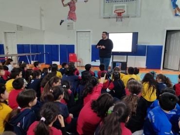 Keçiören İlçe Sağlık Müdürlüğü görevlendirmesiyle Diş Hekimi Muzaffer Evren Tunç tarafından ilkokul grubumuza diş ve ağız sağlığı konulu eğitim gerçekleştirildi.