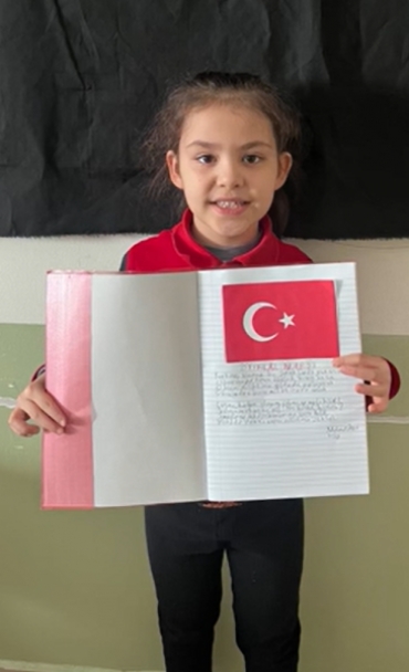 1/B sınıfı öğrencileri İstiklal Marşını ve yazarı Mehmet Akif Ersoy’u saygı ve minnetle andı.