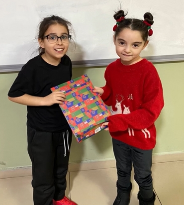 2/A sınıfı öğrencileri yeni yılda onları yepyeni maceralara çıkaracak kitaplarını birbirlerine hediye ettiler ve güzel dileklerde bulundular.
