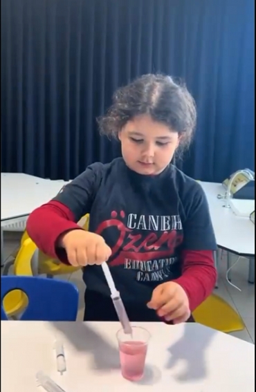 2/A sınıfı ile birlikte laboratuvar dersimizde maddenin hallerinin katı, sıvı ve gaz olduğunu öğrendik. Hangi haldeki maddelerin sıkıştırılabileceğini şırınga ve birkaç malzeme yardımıyla deneyerek gördük. ?