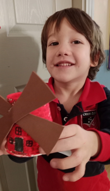 4 yaş A grubu Beceri Dünyası dersimizde Enerji Kaynakları ve Enerji Tasarrufu hakkında bilgi edinerek yel değirmeni etkinliği yaptılar.