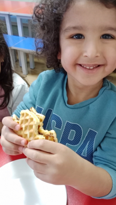 4 yaş A grubu Yaşam Becerileri dersimizde mutfak etkinliğinde waffle yaptılar