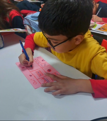 4C Sınıfı ile Fransızca dersimizde Tenefüste ve Okulda yapmayı sevdikleri ve sevmedikleri nesneleri çizerek anlatmalarını istedik.