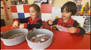 5 Yaş A Grubu Sağlıklı-Sağlıksız yiyeceklerimizi sağlıklı diş ve sağlıksız diş maketlerine mandal yardımı ile takarak öğreniyoruz
