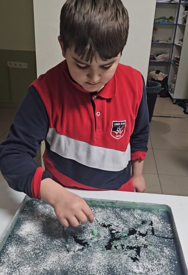 3/B sınıfı Laboratuvar dersinde buz deneyi ile eğlenceli anlar yaşadılar.