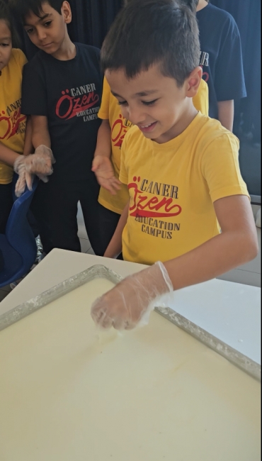 3.C Sınıfımız Laboratuvar dersinde oobleck deneyi ile çok eğlendiler.