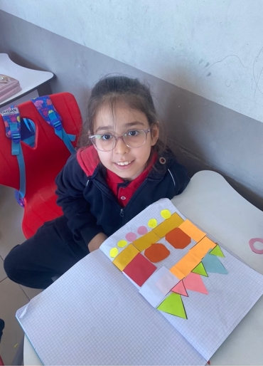 1/A sınıfı Geometrik Şekilleri kullanarak figürler oluşturdu.