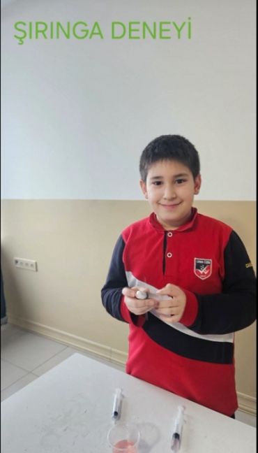 5.sınıflarımızla Laboratuvar dersinde şırınga deneyi ile sadece gazların sıkışabildiğini gördük. ?