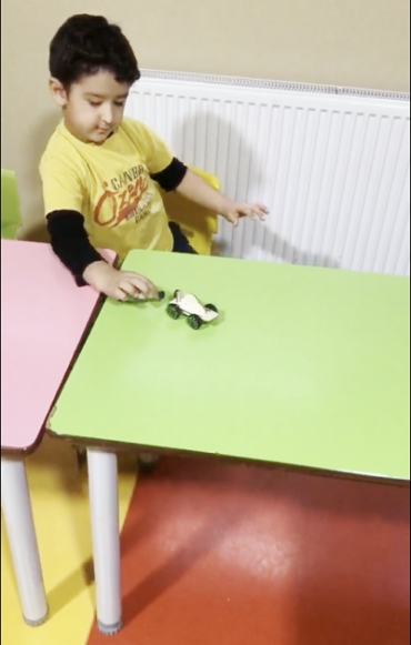 Anasınıfı 5 yaş grubumuzla manyetik araba stem projemizi yaptık.Mıknatısın ne olduğunu aynı kutupların birbirini ittiğini ve bu sayede arabamıza başka bir mıknatıs tuttuğumuzda ileri doğru gittiğini gözlemlemiş olduk.