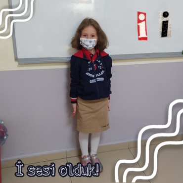 1/A sınıfında "İ" harfini tanımak ve zihne yerleştirmek için her bir öğrenci bedeniyle, özgün "İ" harfini oluşturdu.