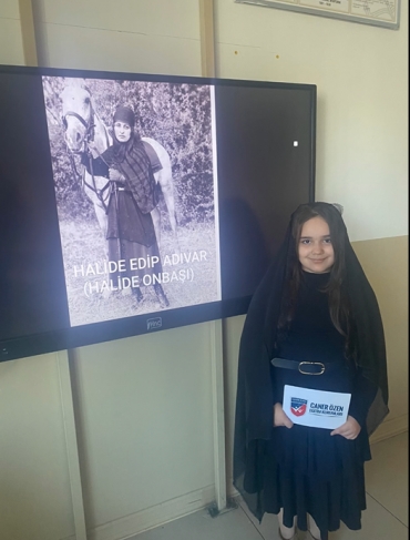 4/B sınıfı öğrencileri sosyal bilgiler dersi kapsamında Milli Mücadele Kahramanlarını araştırıp mücadele sürecindeki katkılarını ve fedakarlıklarını arkadaşlarına sundular. Adı geçen geçmeyen her bir kıymetli kahramanı saygı ve rahmetle anıyoruz.