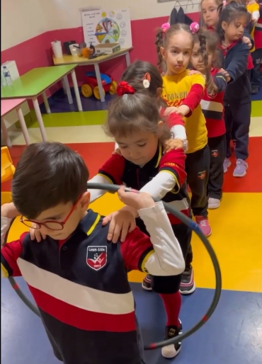 6 yaş C sınıfı denge ve koordinasyonlarını geliştirmek ve kontrollü vücut hareketleri sahip olmak için denge oyunu oynadılar. Oyun oynama sayesinde iskelet ve kas yapılarının daha dayanaklı hale gelmesine yardımcı oldular.