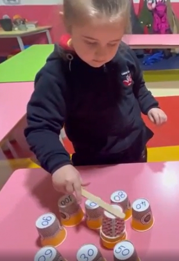 6 yaş C sınıfı matematik oyunumuz ile karşınızda. 10’ar 10’ar 100’e kadar hem sayma hemde bardaklar ile doğru bir şekilde toplama oyunu oynadılar.