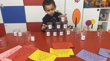 Akıl Oyunları dersimizde ‘Rakam Kulesi’ oyunumuzu oynadık. Bu oyunda hem eğlendik hem de öğrendiğimiz rakamları pekiştirdik.