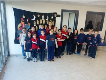 2/A sınıfı öğrencilerimizle Hayat Bilgisi dersinde dinî bayramlar konusunu işledik. Öğrendiklerimizi pekiştirmek ve yaklaşan Ramazan Bayramı’nın sevincini paylaşmak için okulumuzdaki tüm sınıfları ziyaret ettik. ?✨ Minik kalplerin heyecanı, paylaşıl