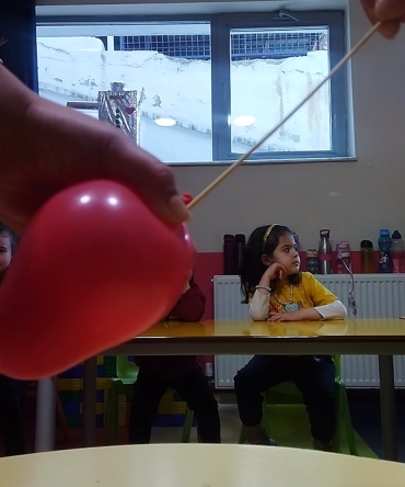 6 yaş B grubumuzla fen ve doğa dersinde balon şiş deneyi yaptık. Şişi bulaşık deterjanına bulayarak balonun patlamasını engelledik.