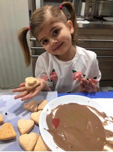 Anaokulu öğrencilerimizden mis kokulu sevgi dolu kurabiyeler. Kurabiyeler biter,sevgi hiç ama hiç bitmez. Sevgi Gününüz Kutlu olsun️. ❤️