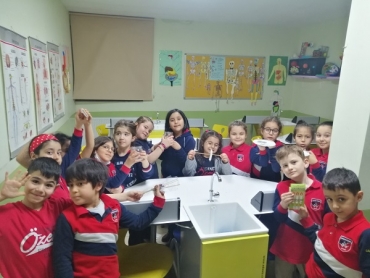 İlkokul Laboratuvar Dersinde Mum Terazisi Deneyi