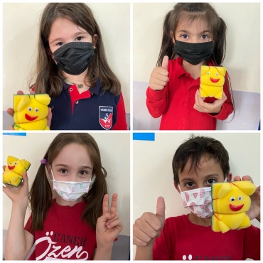1-C Main Course dersinde ‘My Toys’ konusunda öğrencilerimizle birlikte süngerden ‘Teddy Bear’ yaptık.