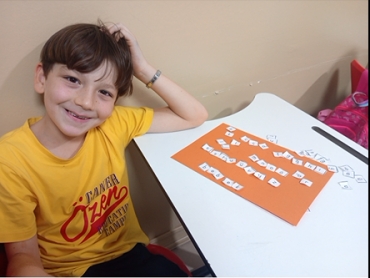 2/ A sınıfı öğrencileri Türkçe dersinde Alfabemiz ve alfabetik sıralama konusunu eğlenceli bir oyunla öğrendi.