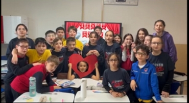 5A sınıfı sevgi gününü kutluyor.