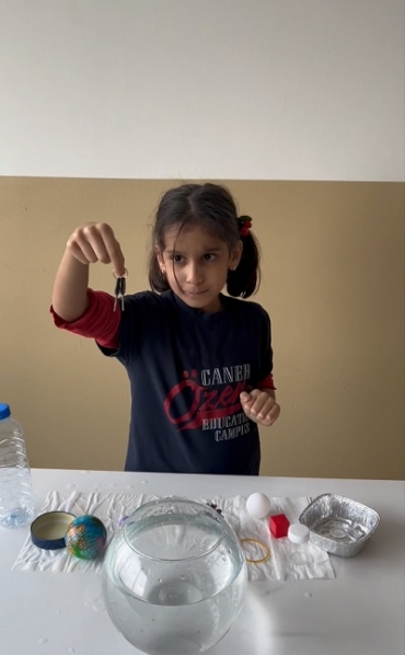 1/A Sınıfı Laboratuvar dersi ‘Batar mı Yüzer mi?’ Deneyi...