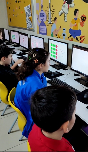 Bilişim dersinde 6.sınıf öğrencilerimizle Toxicode etkinliği ile kodlama becerilerimizi geliştirdik verilen komutları uyguladık.