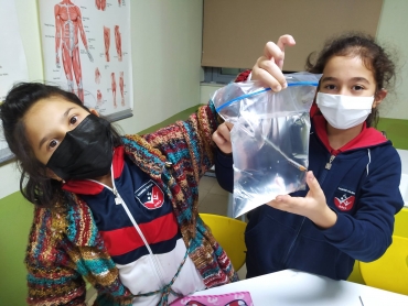 4/B sınıfımızla sızdırmayan poşet deneyini uyguladık.