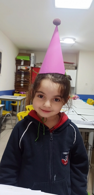 El becerileri kulübümüzde renkli karton, ponpon ve simler ile kendi kukuletalarımızı oluşturduk.