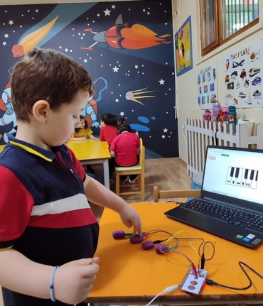 Anaokulu 5 yaş öğrencilerimizle Makey Makey eğitim kiti ile tanıştık. iletken nesneleri algılayarak oyun hamuru ile piyano çaldık bu tatlı heyecan hepimize keyif verdi.