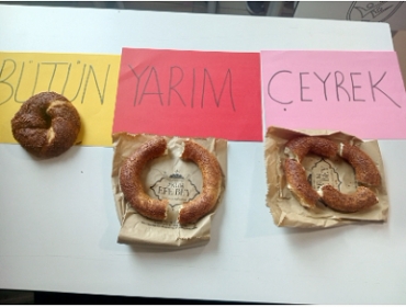 2/A sınıfı öğrencileri kesirleri somut olarak keşfetti: bütün, yarım, çeyrek… Simitleri bölüp paylaştık, hem yedik hem öğrendik! ? Küçük eller, büyük fikirlerle kesirleri anlamaya başladı. ✨?