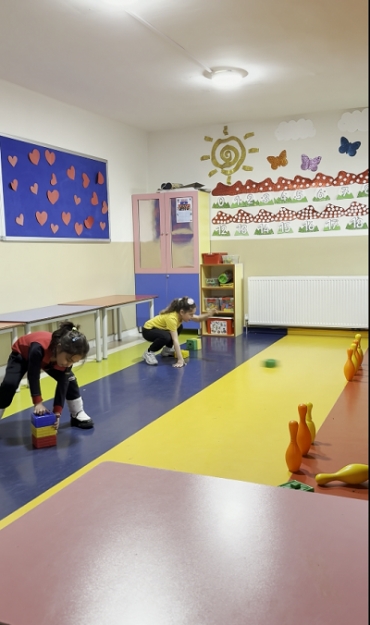 6 YAŞ A GRUBU öğrencilerimiz, el-göz koordinasyonunu, odaklanma becerisini ve denge geliştirmeyi hedefleyen bowling oyunu oynadılar. ??
