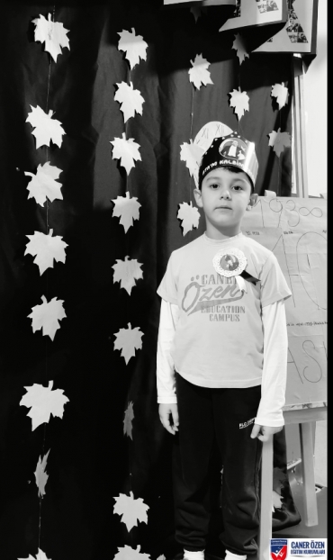 Bakışlarımız yüzyıllarca mavi,fikrimiz,irfanımız ve vicdanımız hür kalacak. Bu vatan senin gibi bir kahramanı ebediyen bir daha görmeyecek yerinde rahat uyu Ata’m izin silinmeyecek. 6 Yaş A grubu öğrecilerimiz ile Atamızı sevgi,saygı ve minnetle anıy