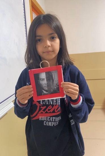 3/A sınıfı öğrencileri önderimiz ve öğretmenimiz Mustafa Kemal Atatürk’ü anmak için mektup yazdı. Fikirlerinin ışığında, saygı, sevgi ve minnetle…