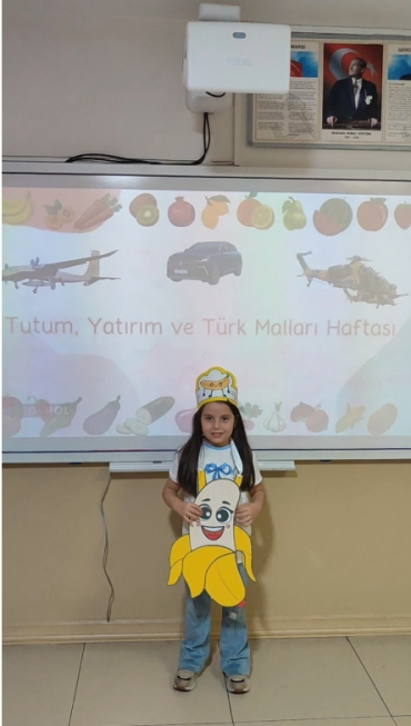 2/B sınıfı "Tutum, Yatırım ve Türk Malları Haftası" kapsamında ülkemizde yetiştirilen ürünlerle ilgili şapka ve kostümlerini hazırlayarak şiirlerini okudular.